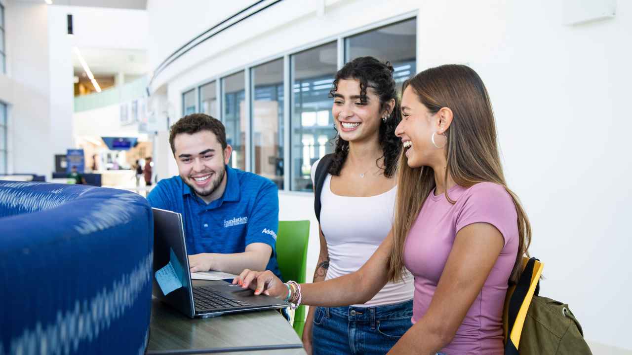 Students around a laptop ph laro