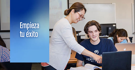 Comience su historia de éxito con una imagen de un profesor ayudando a un estudiante en una computadora.