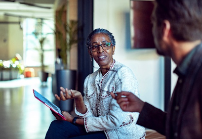 A women and a man having a discussion in an office.